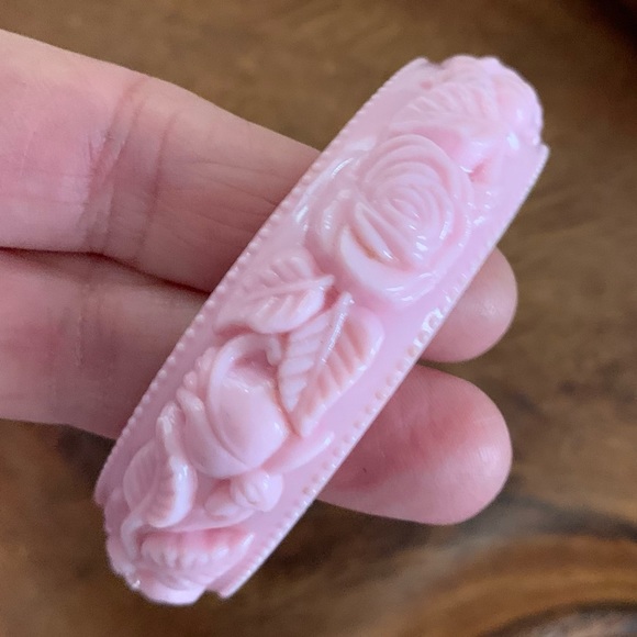 🔥5/$20🔥 Pink Vintage Plastic Bangle Bracelet with Raised Flowers. - Picture 3 of 6